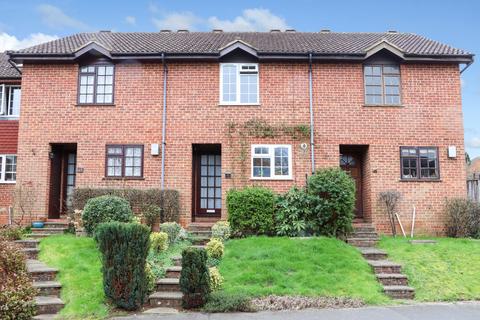 2 bedroom terraced house for sale - 46 Foxglove Gardens, Guildford