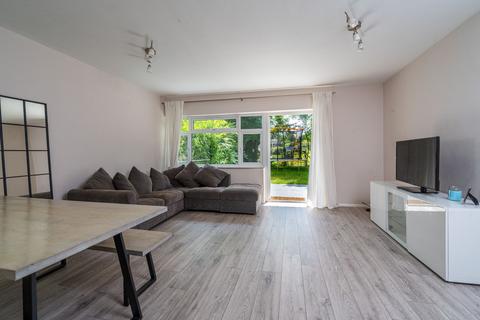 3 bedroom flat for sale - Holtspur Way, Beaconsfield, HP9