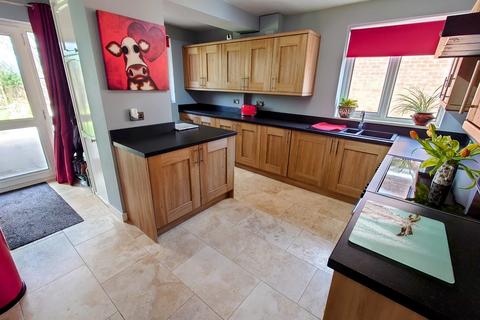 2 bedroom detached bungalow for sale, Kinnersley Avenue, Clough Hall , Kidsgrove