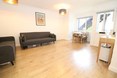 1 bedroom ground floor maisonette to rent, Falkland Road