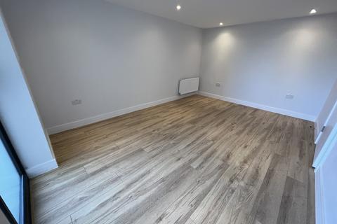 2 bedroom apartment to rent - Townsend Road, Southall