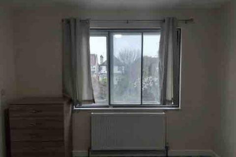1 bedroom in a house share to rent, Marshall Close,Hounslow, TW4 5HJ