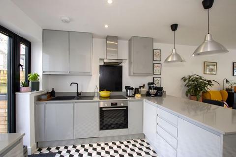 Flat 1, 2a Howley Road, Croydon, CR0 1AZ