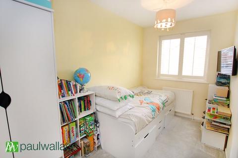 33 Foxes Drive, Waltham Cross, EN7 6HG