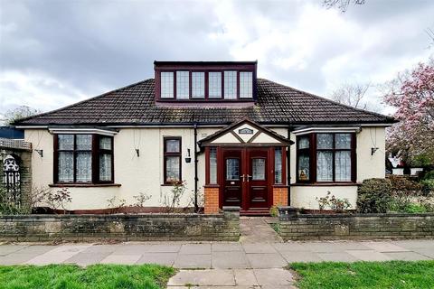3 bedroom detached bungalow for sale - Green Road, Southgate, N14