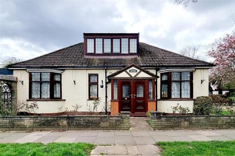 3 bedroom detached bungalow for sale, Green Road, Southgate, N14