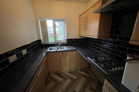 3 bedroom semi-detached house to rent, Manor Road, Oxley, Wolverhampton