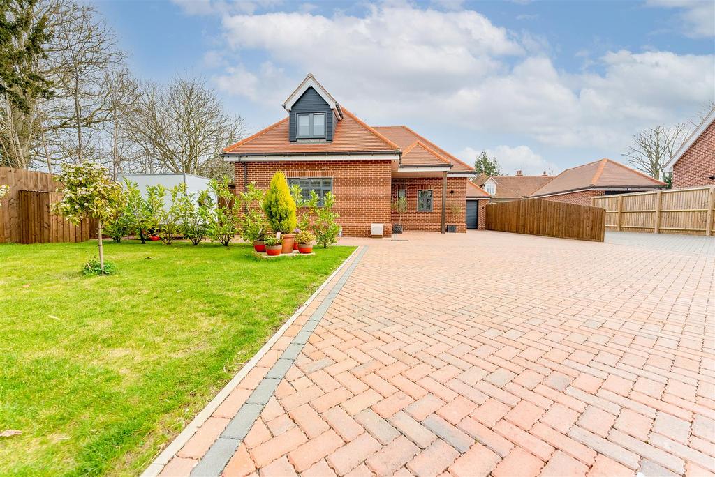 Colchester Road, St. Osyth... 3 bed detached house £450,000