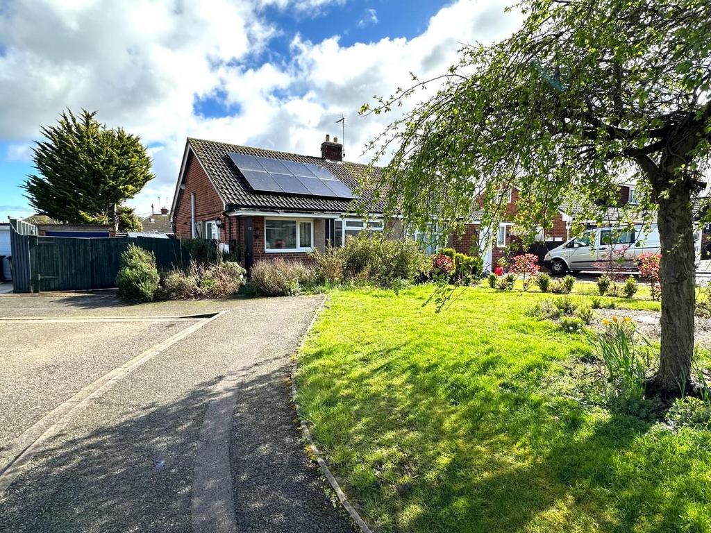 Oundle Drive, Moulton, Northampton NN3 2 bed semidetached bungalow for