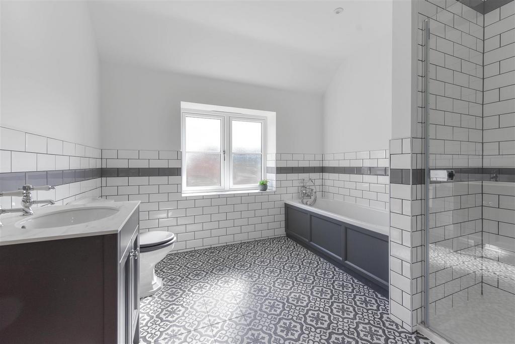 9704bed1ensuite.jpg