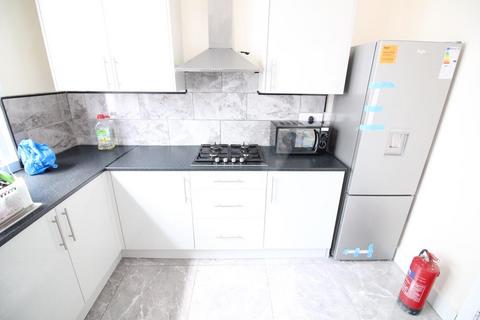 1 bedroom in a house share to rent - The Broadway, Southall
