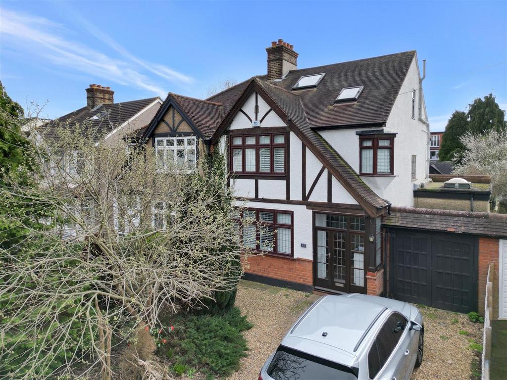 Wickham Chase, West Wickham, BR4 4 bed semidetached house £2,750 pcm