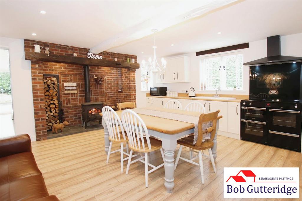 Fitted kitchen / breakfast room
