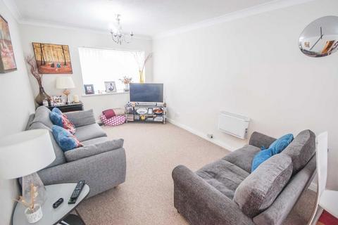2 bedroom apartment for sale - Earlsfield Drive, Chelmer Village, Chelmsford, CM2