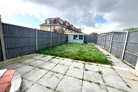 4 bedroom terraced house to rent - Amberley Gardens, Enfield