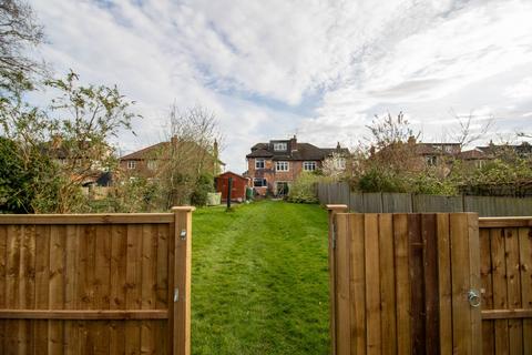 137 Shanklin Drive, Leicester, LE2 3QG