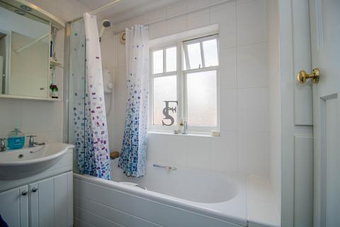 137 Shanklin Drive, Leicester, LE2 3QG