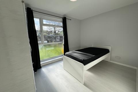 2 bedroom flat to rent, Azalea Close,  London, w7