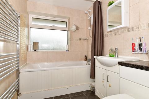 19 Lyndhurst Way, Istead Rise, Gravesend, DA13 9EN