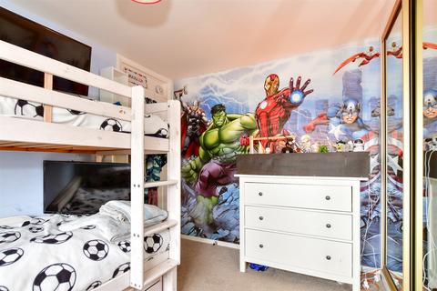 19 Lyndhurst Way, Istead Rise, Gravesend, DA13 9EN