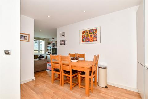 2 bedroom ground floor flat for sale - Chart Way, Horsham, West Sussex