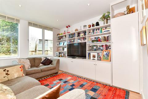 2 bedroom ground floor flat for sale - Chart Way, Horsham, West Sussex
