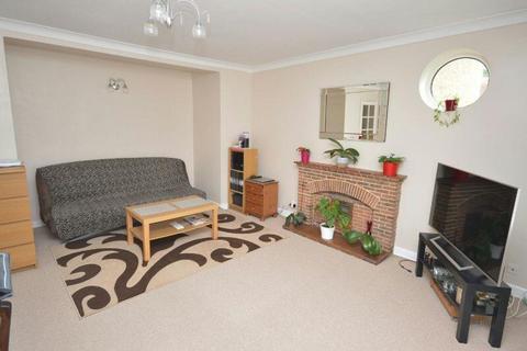 2 bedroom flat to rent, North Parade, Chessington KT9