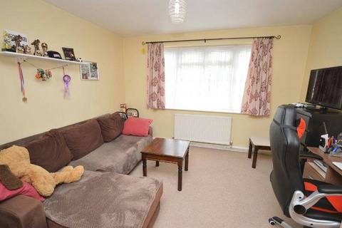2 bedroom flat to rent, North Parade, Chessington KT9