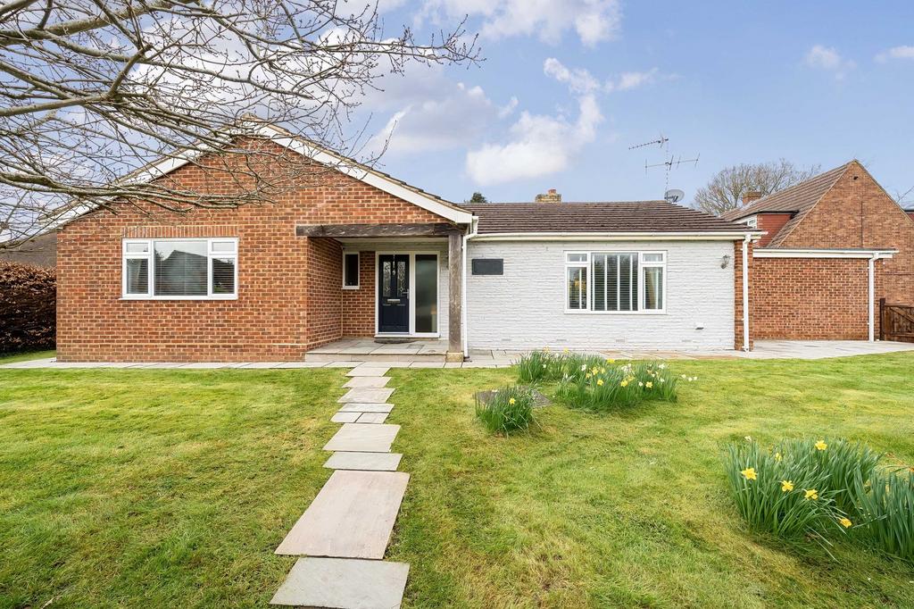 Barkham Road, Wokingham, RG41 4 bed detached bungalow to rent £2,600