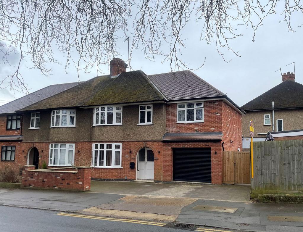 Parkfield Avenue, Delapre, Northampton NN4 8QB 4 bed semidetached