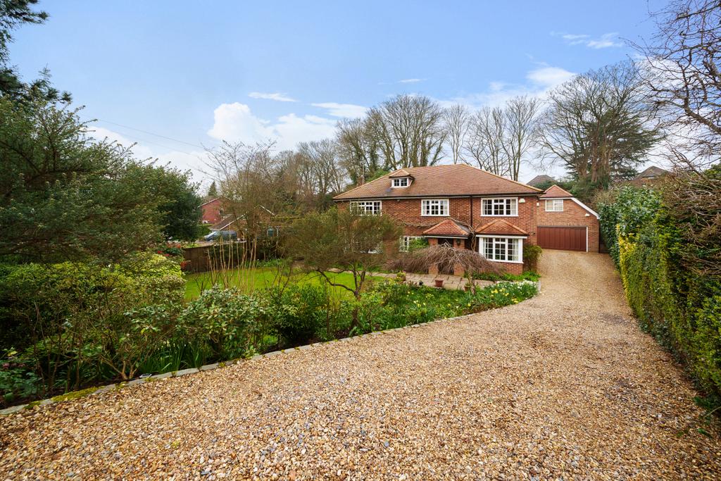Rogers Lane, Stoke Poges, Buckinghamshire, SL2 5 bed detached house for