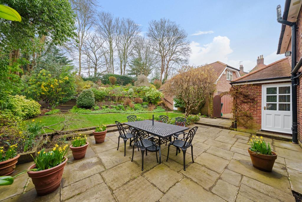 Rogers Lane, Stoke Poges, Buckinghamshire, SL2 5 bed detached house for