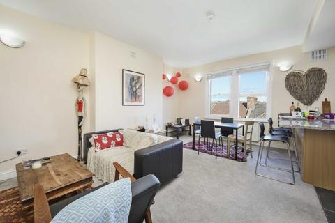 3 bedroom flat to rent - Ormiston Grove, Shepherds Bush, London W12 0JT