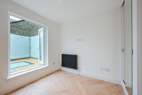 2 bedroom flat for sale, Lavender Hill, London SW11