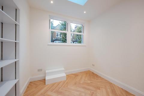 2 bedroom flat for sale, Lavender Hill, London SW11