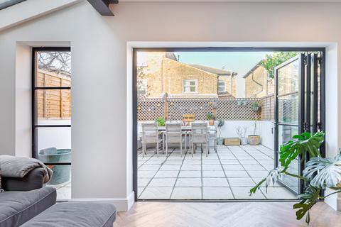 2 bedroom flat for sale, Kelmscott Road, London SW11