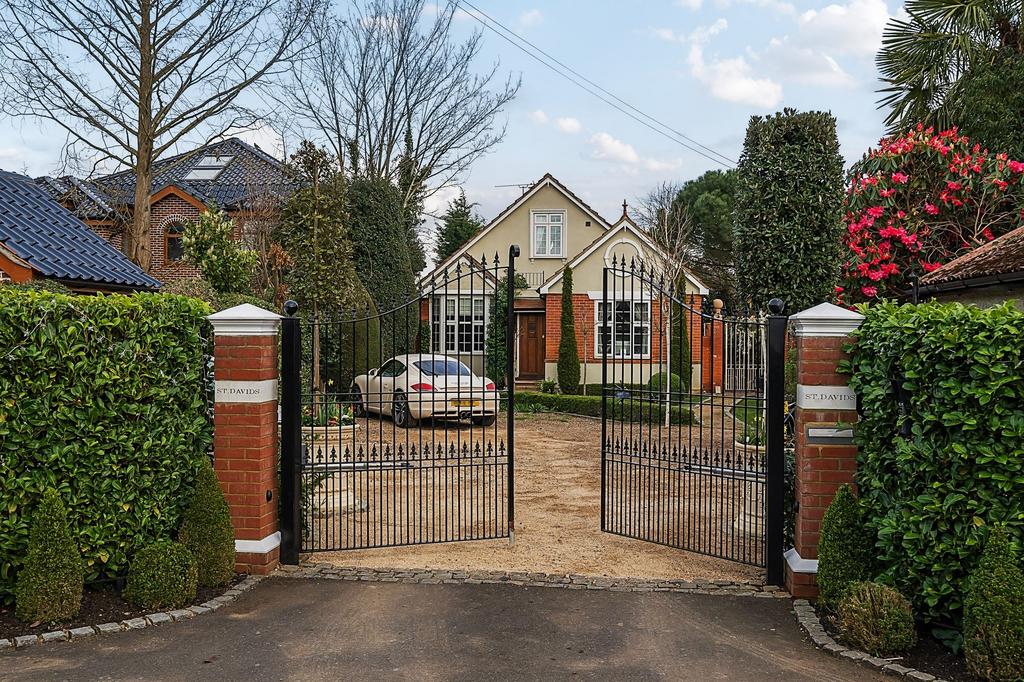 The Friary, Old Windsor, SL4 4 bed detached house for sale £1,295,000