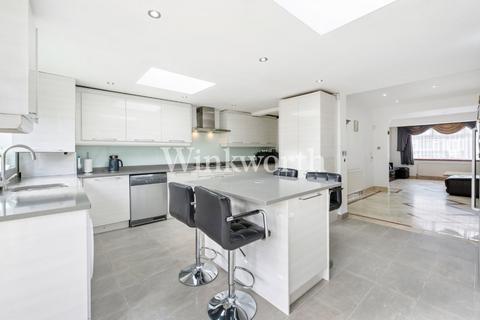 4 bedroom terraced house for sale - Mitchell Road, London, N13