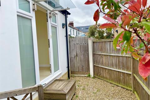 2 bedroom apartment for sale, Glendale Gardens, Leigh-on-Sea, Essex, SS9