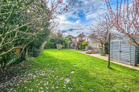 3 bedroom bungalow for sale, Craigdale Road, Hornchurch, RM11