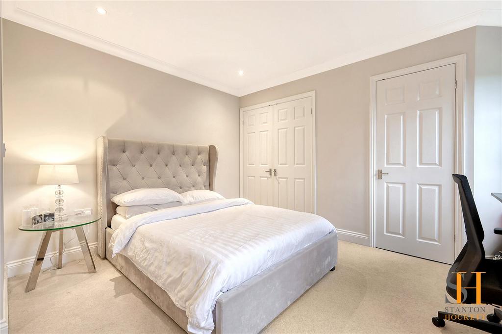 Crown Road, Billericay, Essex, CM11 2 bed terraced house for sale £
