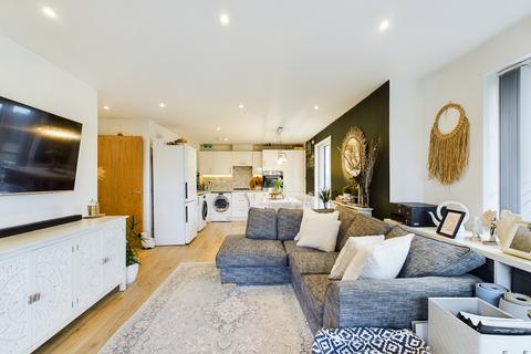 2 bedroom flat for sale, Louisburg Avenue, Bordon, Hampshire, GU35