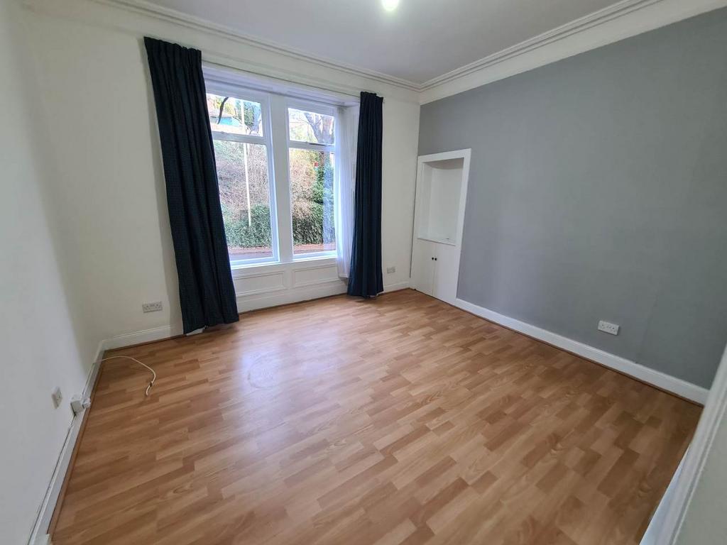 190 G/1 Lochee Road, 2 bed flat £800 pcm (£185 pw)
