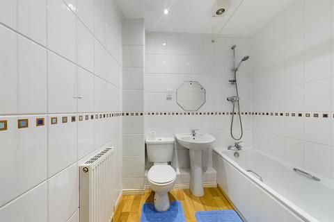 2 bedroom apartment to rent, Exchange Walk, Pinner, HA5