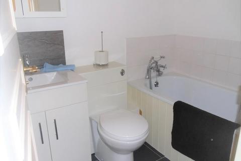 2 bedroom flat to rent - 21 Kingsdowne Road, Surbiton, Surrey, KT6