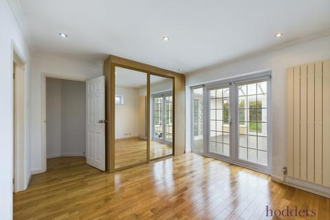 4 bedroom bungalow to rent, Spinney Hill, Addlestone, Surrey, KT15