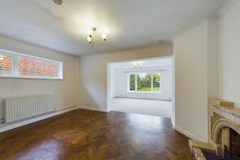 4 bedroom bungalow to rent, Spinney Hill, Addlestone, Surrey, KT15