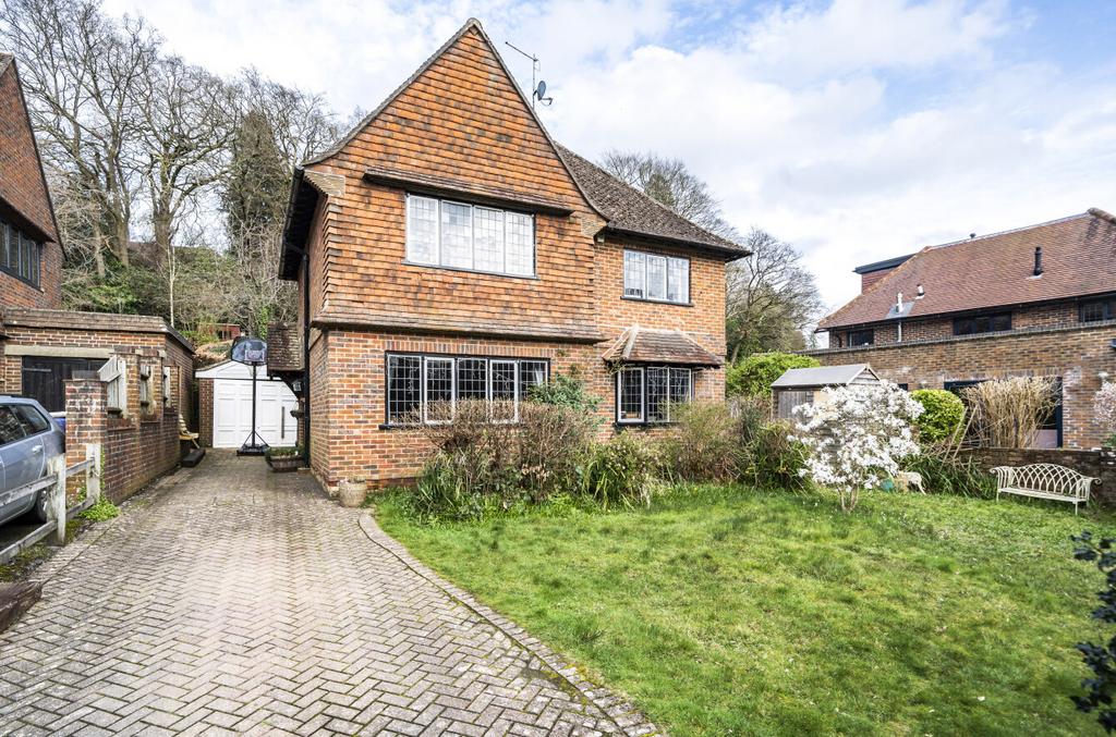 Weysprings, Haslemere, Surrey, GU27 4 bed detached house for sale £