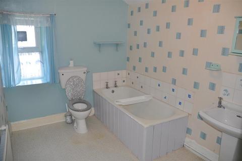 2 bedroom terraced house to rent, Maeshyfryd Road, Holyhead