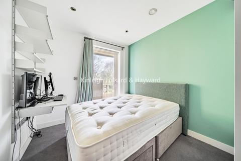 3 bedroom flat to rent, Dalmeny Avenue London N7